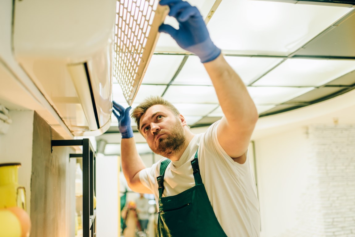 Interior de un aire acondicionado GIBSON en proceso de reparación en Algete.