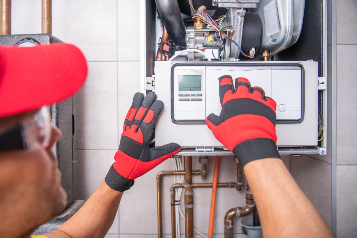 Técnico certificado reparando una caldera Neckar en San Blas-Canillejas