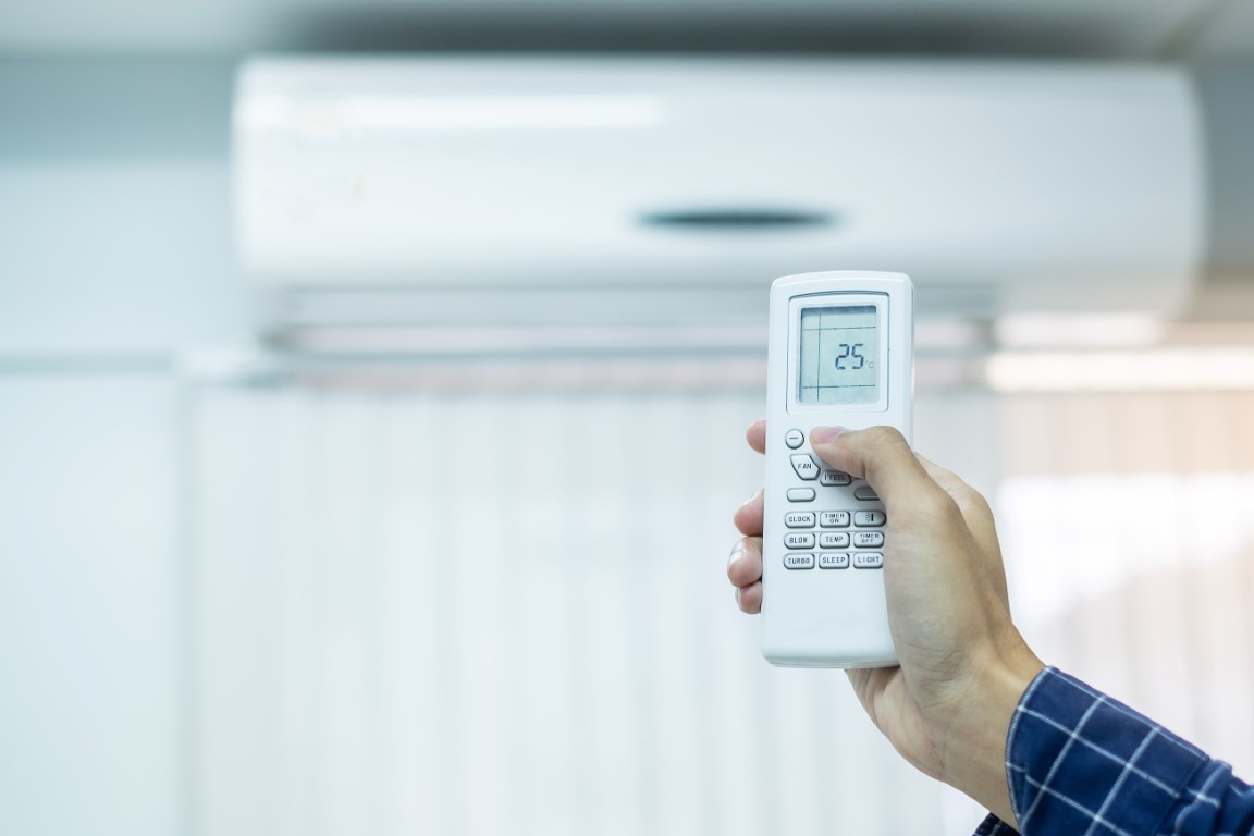 Interior de un aire acondicionado DAIKIN en proceso de reparación en Alpedrete.